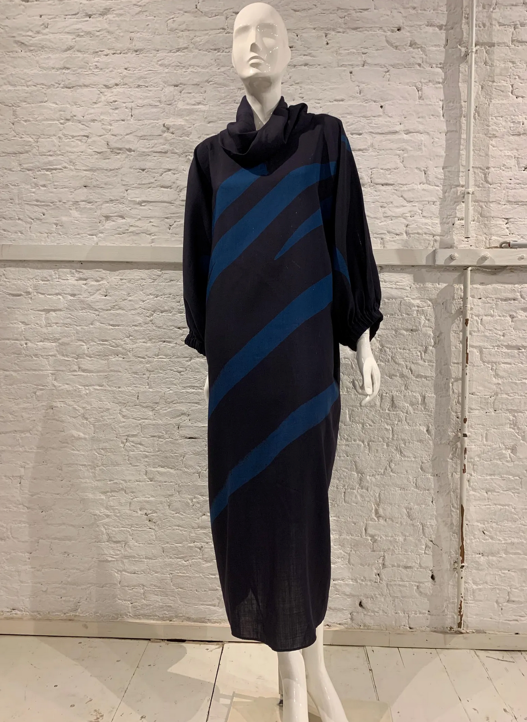 Designer Lot - 20 vintage dresses.